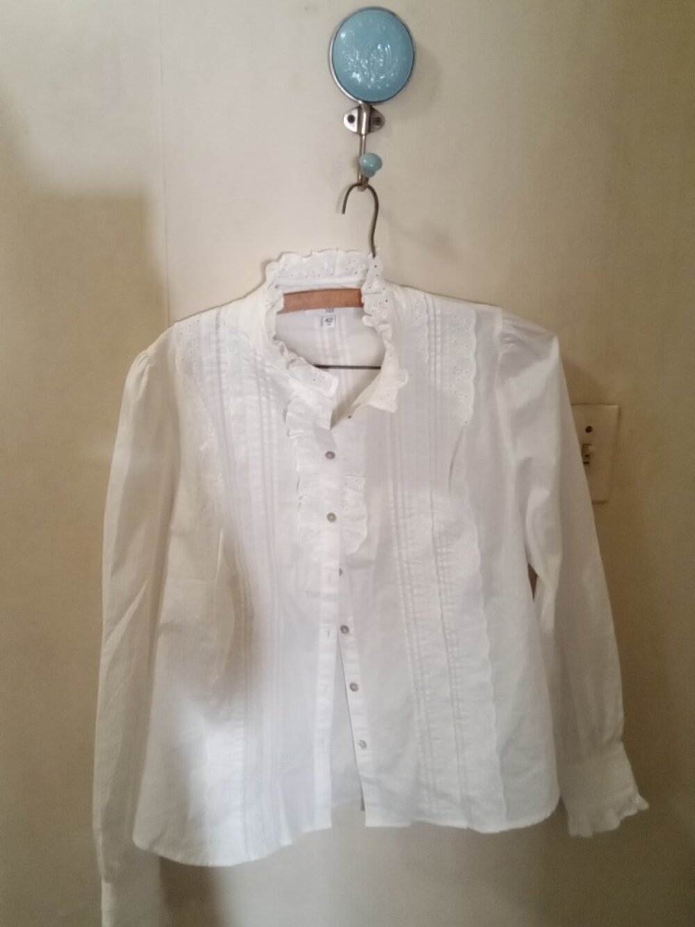 SR Sz 42FR/US 6/M white Blouse with tons of details lace